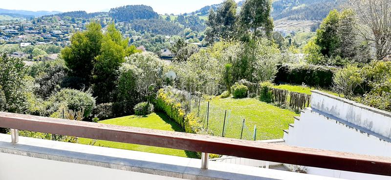 Foto ae808a04-11f4-42fc-bde6-a5156d5865c5. Chalet  adosado impecable prox. bus y club con jardin privado vistas despejadas txoko garaje en Mungia