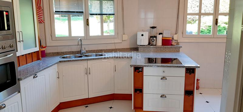 Foto b4c659d4-00c7-4d93-89f9-66e001f29bfe. Chalet  adosado impecable prox. bus y club con jardin privado vistas despejadas txoko garaje en Mungia