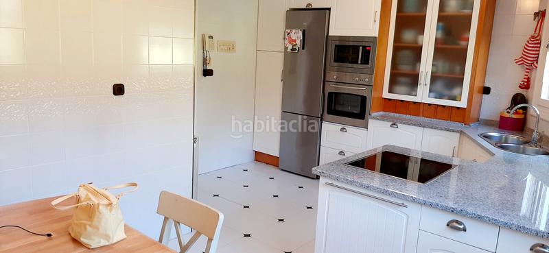 Foto e8ba5c00-fd80-4156-a94f-3e47414dd14b. Chalet  adosado impecable prox. bus y club con jardin privado vistas despejadas txoko garaje en Mungia