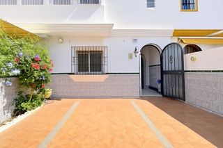 Maison jumelée à Barbate. Se vende chalet adosado en barbate zona poli