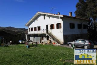 Mas à Munitibar - Arbatzegi Gerrikaitz. Bonito casa totalmente reformado con estructura de hormigon en l