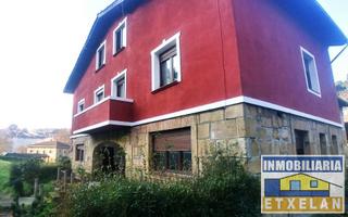 Casa en Berriz. Casa adosada en berriz cerca de la parada de autobs.