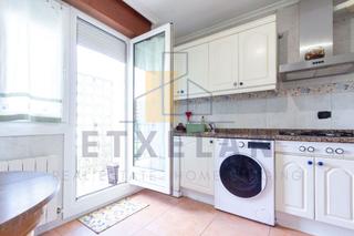 Appartement à Atxondo. Vivienda con garaje en el centro de atxondo  luminosa, versátil