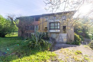Country house in Berriz. Histórico caserío con gran finca y edificaciones auxiliares en p