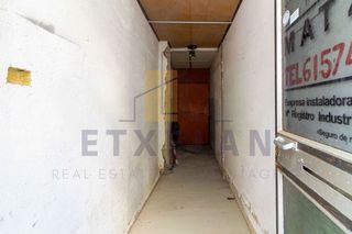 Local Comercial a Berriz. Local comercial diáfano con altillo de doble altura, ideal para