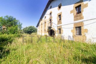 Masia a Zaldibar. Caserío tradicional con terreno llano en el centro de zaldibar