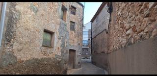Masia  Carrer verdaguer. Casa de pueblo con almacen