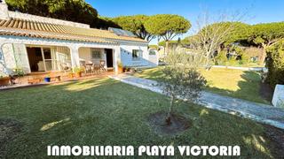 Xalet a Roche. Chalet independiente en una planta con piscina privada