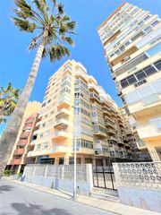 Pis  Avenida cayetano del toro. Fantástico apartamento en edificio a pie de playa
