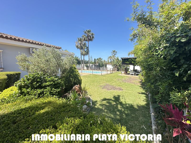 Foto bc754bb7-962b-4074-b297-cafa830323e0. Xalet amb xemeneia aparcament piscina a Sancti Pietri Chiclana de la Frontera