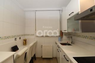 Pis a Kabiezes. Tres habitaciones, armarios empotrados, exterior, ascensor a cot