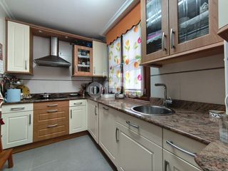 Pis a Las Viñas. Tres habitaciones, centro, muy luminoso, garaje directo.