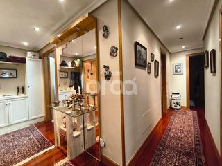 Appartement à Las Viñas. Tres habitaciones, centro, muy luminoso, garaje directo.
