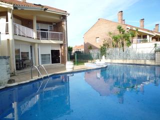 Casa adossada a Avenida josé maría de pereda 6. Chalet en esquina es urbanización privada