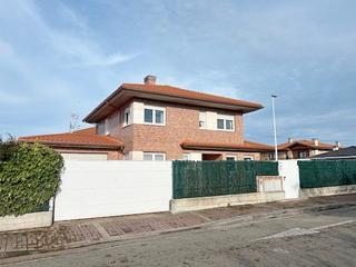 Xalet a Calle santa catalina 14. Chalet independiente en corban