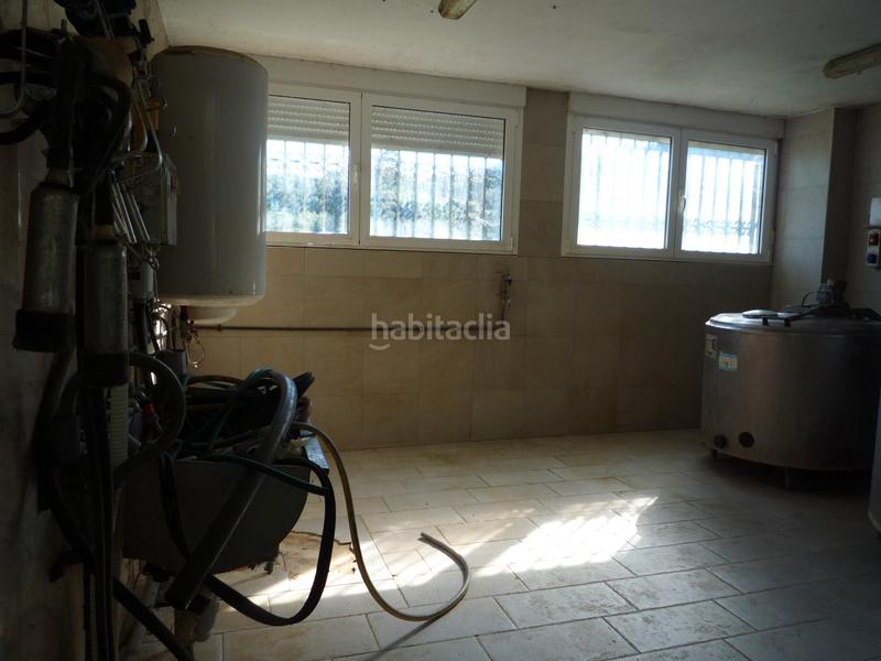 Foto 08670296-252e-432d-8a75-257c597c273a. Alquiler nave industrial en barrio mijares 3c terreno con nave ganadera en Camargo