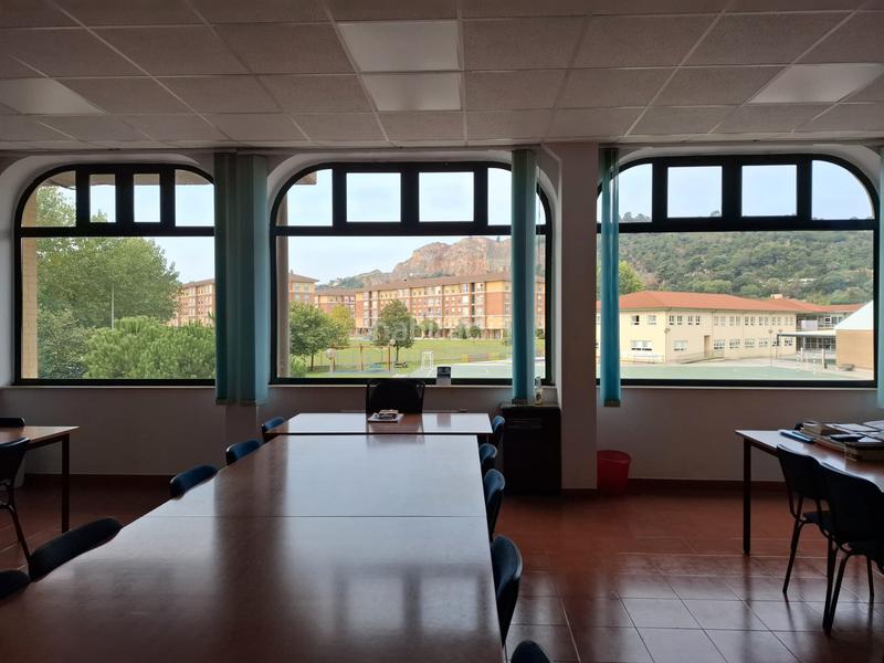 Foto e9861066-f5d3-42dd-871f-44e9420da184. Affitto locale commerciale in calle san martín del pino 23 in Santander