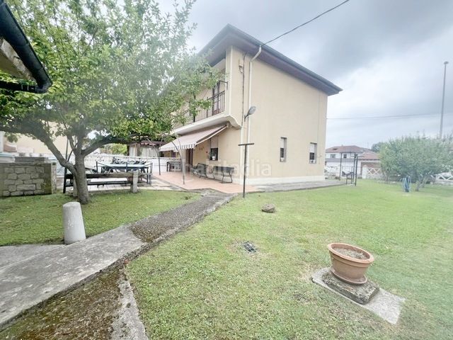 Foto 84ab07d0-ff4f-4514-a440-af886b6e6f9a. Casa adossada amb aparcament a Reocín