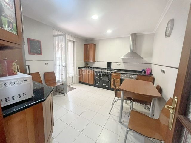 Foto fed4f4f9-b07b-4591-885a-8fe2a71d4d80. Casa adossada amb aparcament a Reocín