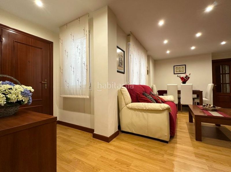 Foto 3046a4b8-d65e-4e75-a008-55ff8df9f52c. Piso  de 3 dormitorios con ascensor y terraza en Gijón