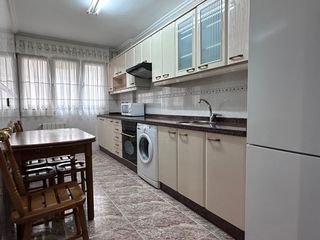 Pis  Calle pablo neruda. Piso impecable de 3 dormitorios con ascensor y calefacción gas c
