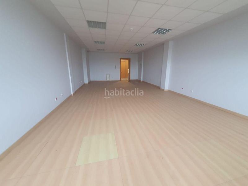Foto dd9aea08-d89b-47fb-816c-0a54b786b266. Oficina amb aparcament a Llanera