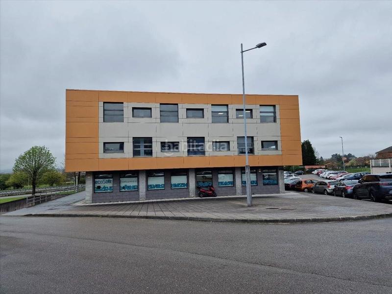 Foto ddfda5de-3a71-4476-9c46-142f9d860488. Oficina amb aparcament a Llanera