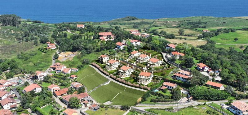 Foto f8eb6d6b-898a-45b5-b516-9a6694fddb5f. Chalet 437m<sup>2</sup> en Comillas