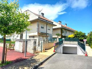 Casa  Barrio san roque de estela de oyambre. Chalets adosados de 3 dormitorios en oreña