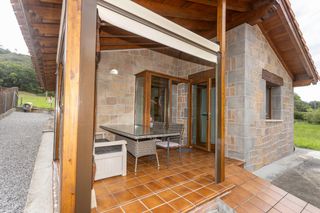 Casa  Roiz-la cocina. Dos viviendas en roiz con jardín