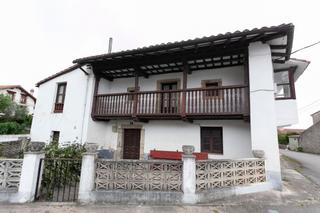 Casa  Acebosa. Casa estilo montañés en la acebosa con jardín