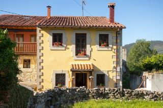 Casa adossada a Valdáliga. Casa con amplia parcela en labarces