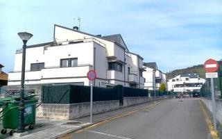 Aparcament cotxe a Barrio pomaluengo 67. Parking con trastero en pomaluengo