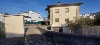 Rez-de-chaussée à Calle pomaluengo 68. Bajo con gran jardín de 2 dormitorios en pomaluengo
