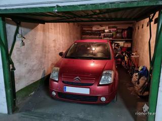 Aparcament cotxe a Centro. Plaza de garaje cerrada en venta en avenida los telares