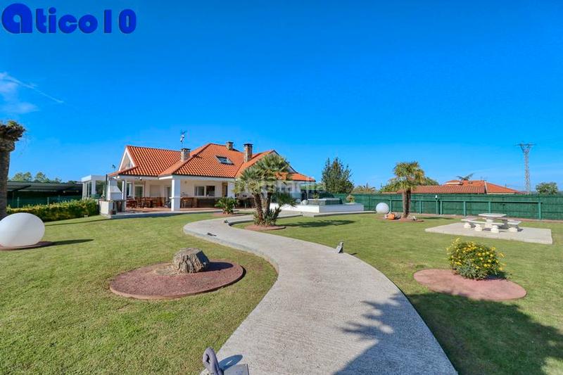 Foto b46366dd-6b5f-42f7-a09a-e33bf0acde4c. Chalet impresionante chalet en mareo en urbanizacion privada. en Gijón