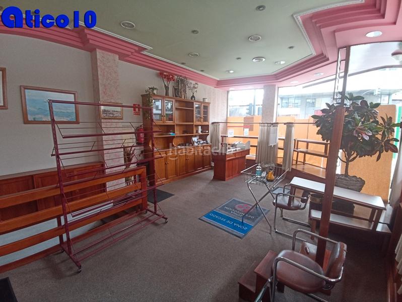 Foto ac0b8b87-ab61-44e6-bf65-f4f7da9044ee. Alquiler local comercial en calle asturias 41 hace esquina / centrico / amplio escaparate en Oviedo