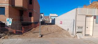 Terreno residencial  Calle lagunas de ruidera 23. Solar de uso unifamiliar vivienda vpt en parla ( madrid )