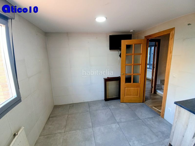 Foto 3f816250-da70-4143-bf06-3b4d01033495. Àtic amb xemeneia calefacció a Ciudad Naranco - Prados de La Fuente Oviedo