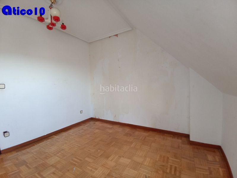 Foto e84bebd2-6afa-45f0-9702-d79ad0f5fd16. Àtic amb xemeneia calefacció a Ciudad Naranco - Prados de La Fuente Oviedo
