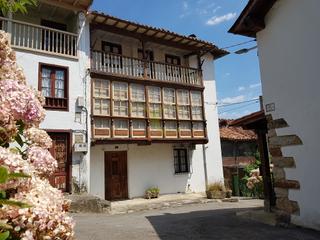 Casa  Cimiano. Casona asturiana y cuadra.