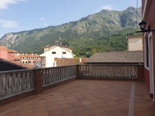 Casa  Arenas de cabrales. Gran casa con terraza en el centro de arenas de cabrales.