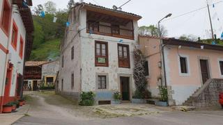 Casa  Purón. Casa de pueblo con vistas a la montaña.