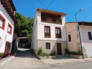 Casa  Purón. Casa de pueblo con vistas a la montaña.