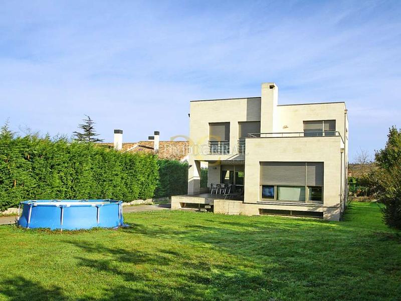 Foto 66521a0b-95f7-4d65-883f-f1dd9fd4a324. Chalet magnífico chalet en Somió. en Somió Gijón