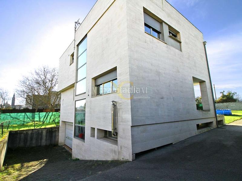 Foto b31e149d-1168-48ff-ae70-331f56c4e830. Chalet magnífico chalet en Somió. en Somió Gijón