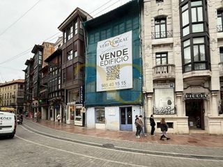 Building  Calle mercaderes. Edificio en el centro de llanes.