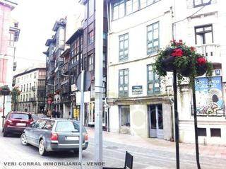 Edifici  Calle mercaderes. Edificio en el centro de llanes.