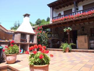 Casa  Coviella. Casa tradicional asturiana con piscina.