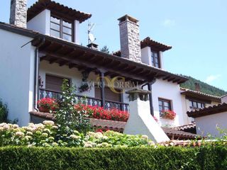 House  Coviella. Casa tradicional asturiana con piscina.